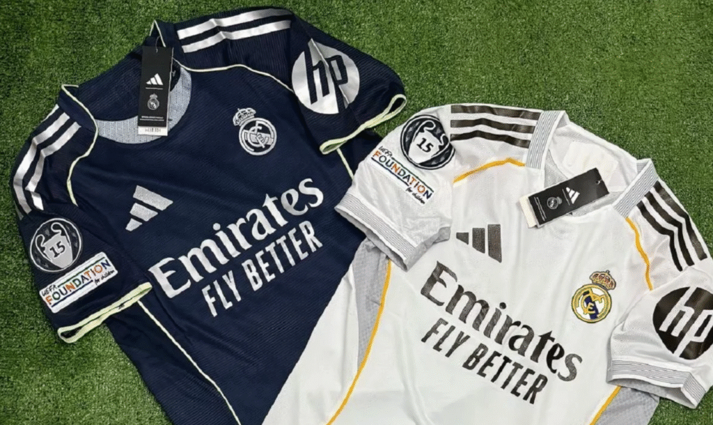 Las dos equipaciones del Real Madrid 2025-2026 en un césped