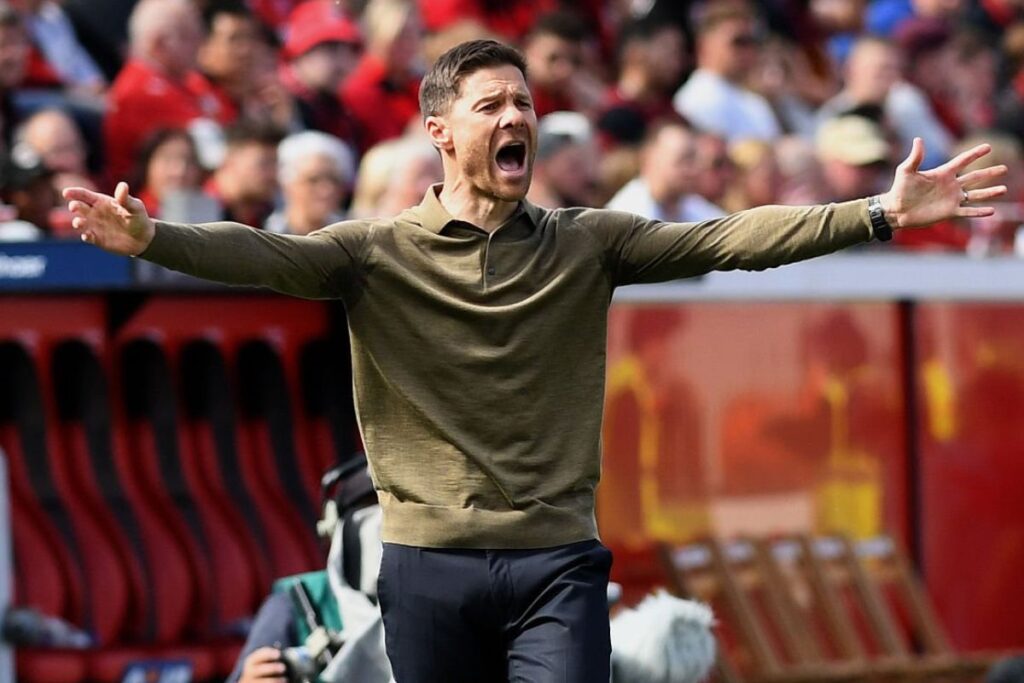 Xabi Alonso en un partido con el Leverkusen