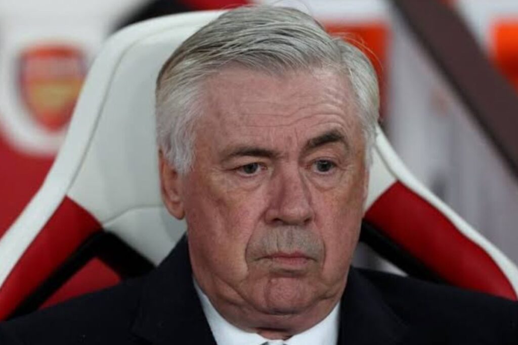 Ancelotti en el banquillo del Emirates Stadium