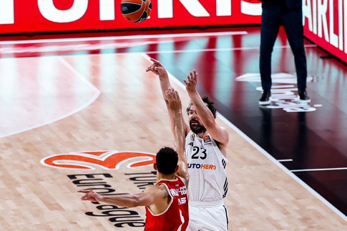Llull tirando a canasta ante Olympiacos