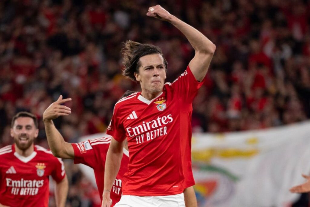 Álvaro Carreras celebrando un gol