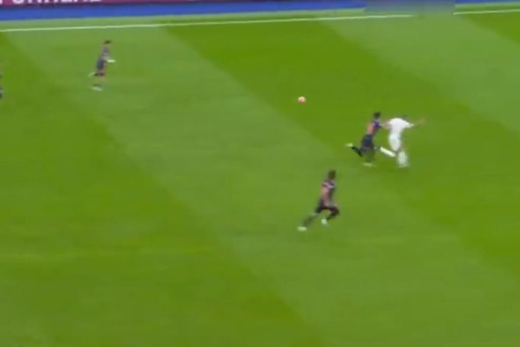 El empujón de roja de Yoel a Mbappé