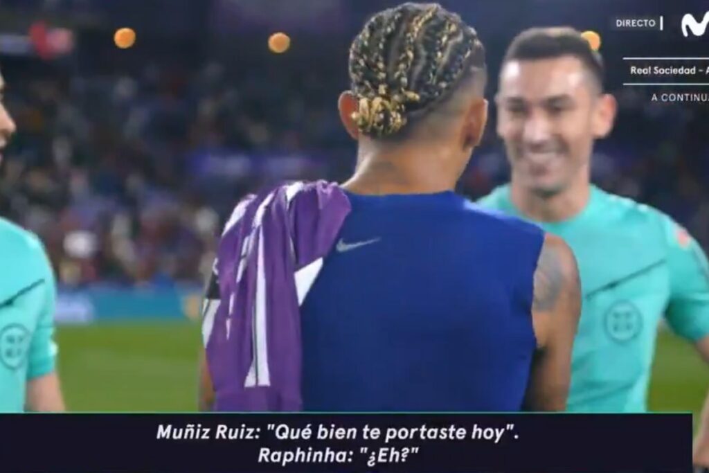 La prueba definitiva del doble sesgo arbitral en Liga con el Barça Raphinha hablando con Muñiz Ruiz