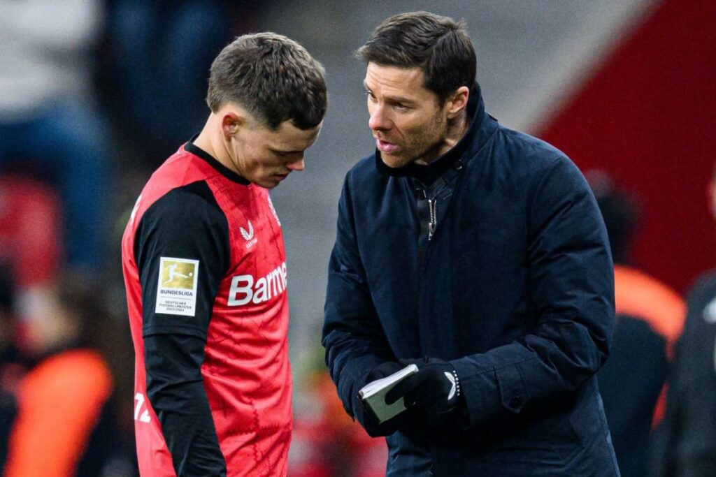 Xabi Alonso hablando con Wirtz