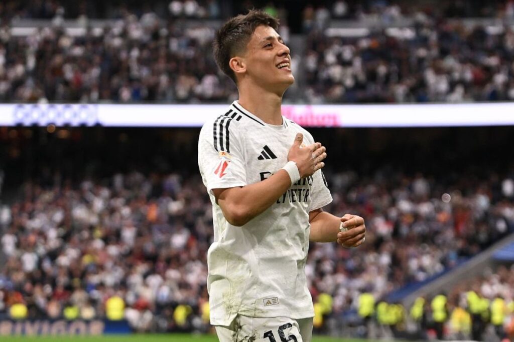 Arda Güler señalándose el escudo