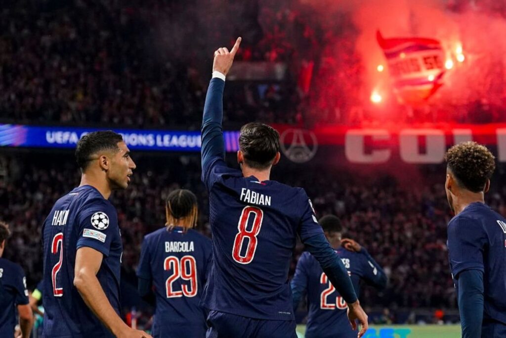 Fabián celebrando su gol al Arsenal