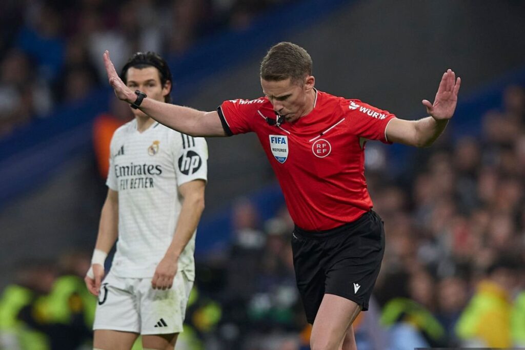 Terror en el Real Madrid con Hernández Hernández: hay respuesta dura Hernández Hernández pitando al Real Madrid