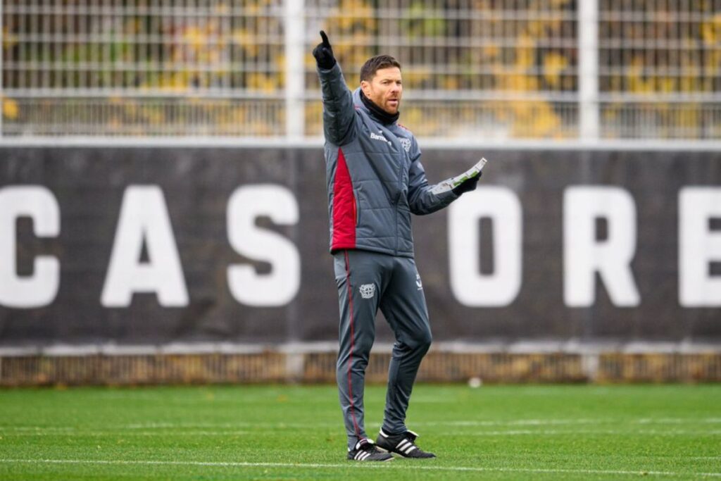 Xabi Alonso en un entrenamiento con el Leverkusen