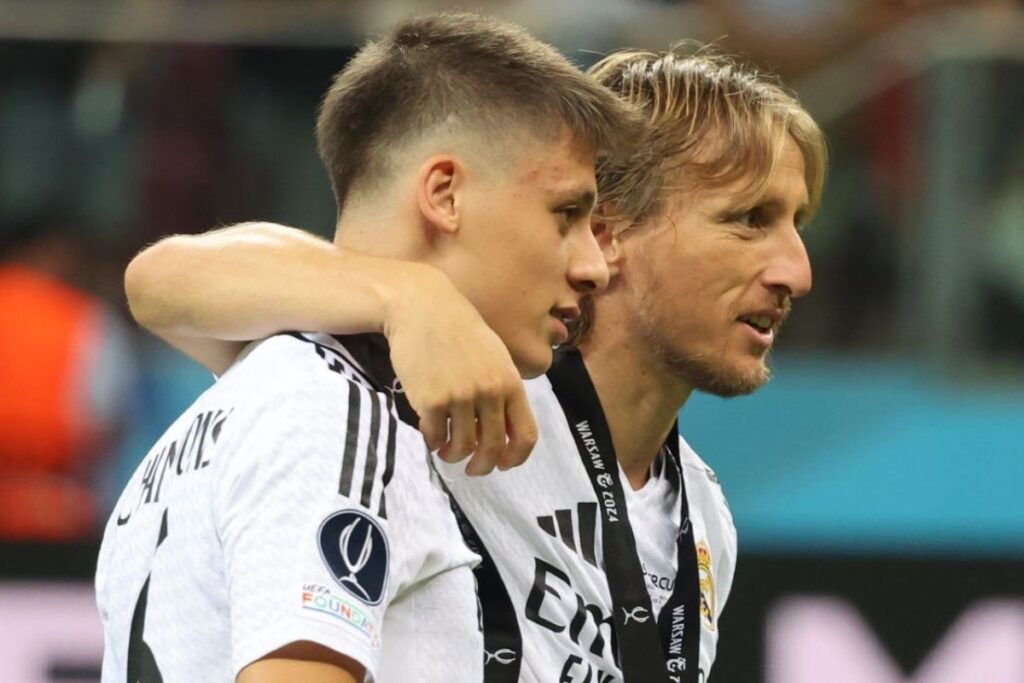 Arda abrazado con Modric