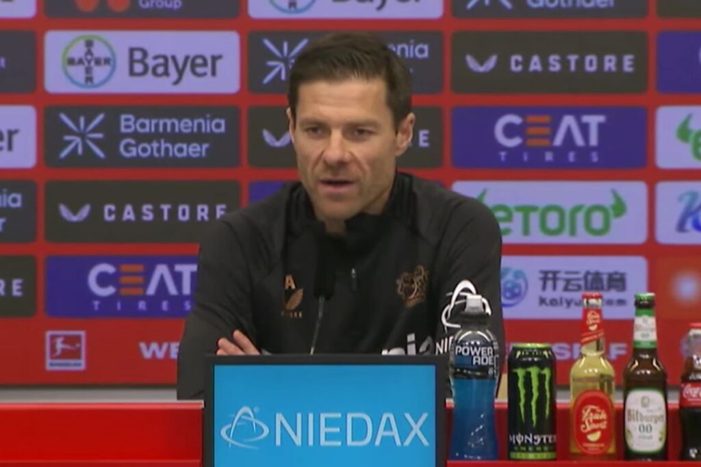 Xabi en rueda de prensa con el Leverkusen