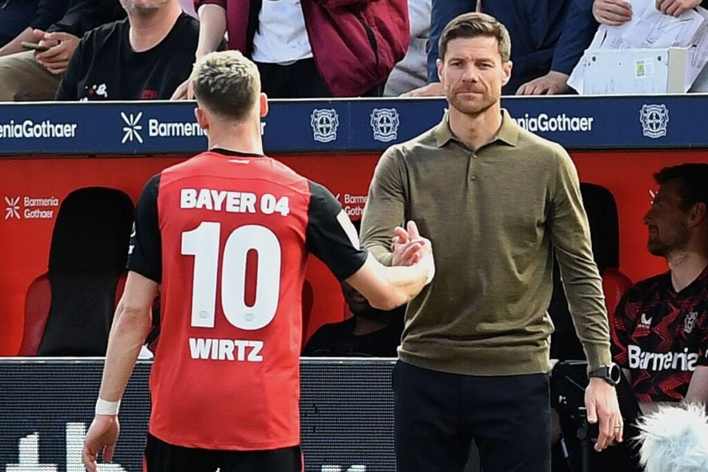Xabi Alonso con Wirtz en un partido