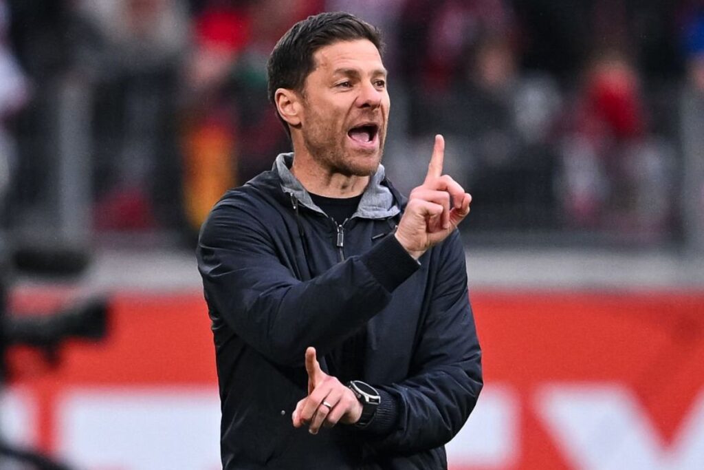 Xabi Alonso en un partido con el Leverkusen