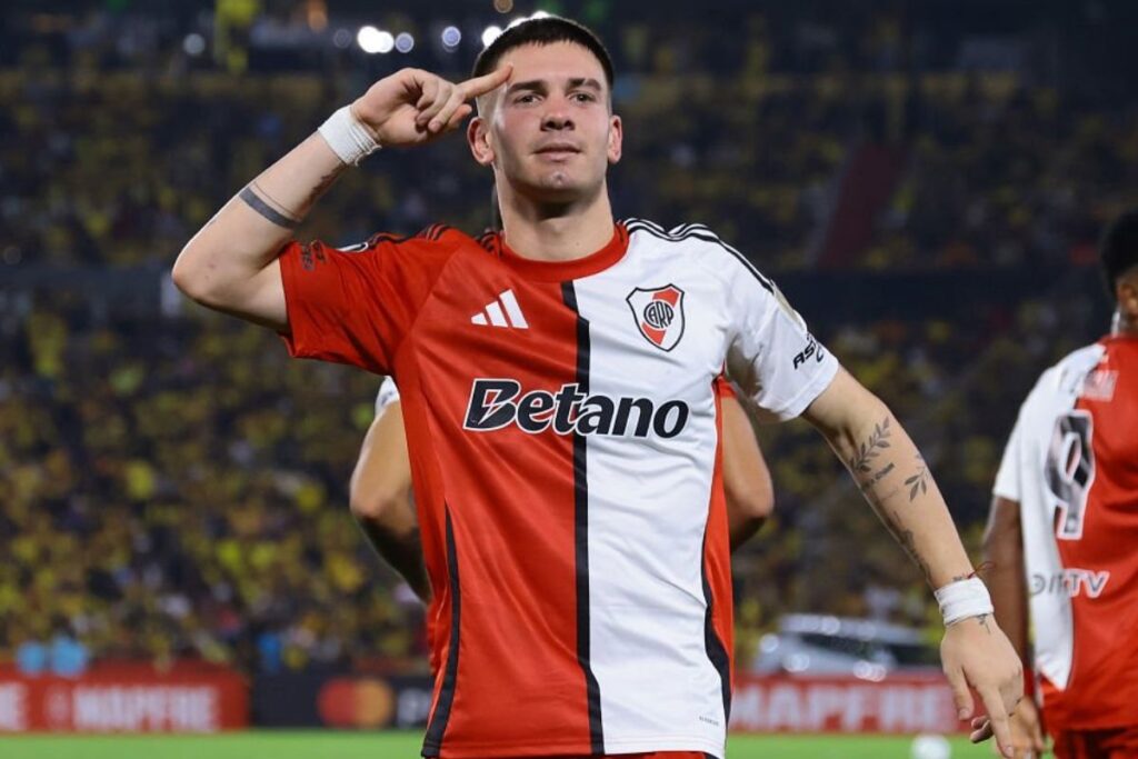 Franco Mastantuono celebrando su gol al Barcelona con River