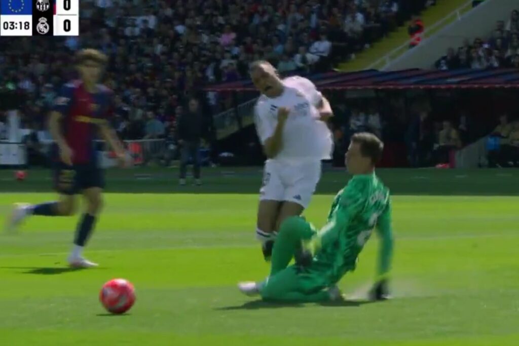 Un error mayúsculo de Cubarsí provocó el penalti de Szczesny a Mbappé El penalti de Szczesny a Mbappé en el Clásico de Liga