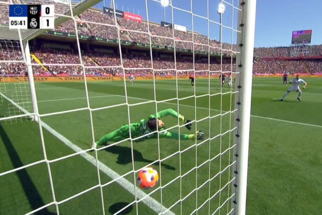 Los goles del Barça-Real Madrid: el hat trick de Mbappé no fue suficiente Mbappé tirando el penalti en el Clásico