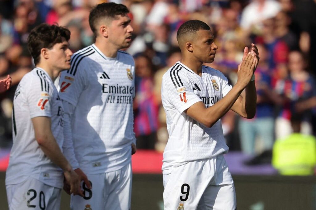 Mbappé fue la mejor noticia: el Real Madrid necesita un reset total Mbappé aplaudiendo en el Clásico