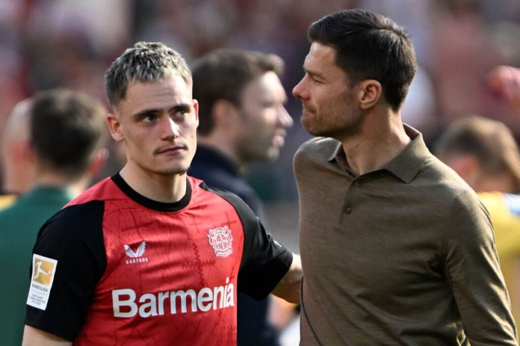 El fichaje de Xabi reactiva a Wirtz como refuerzo galáctico Wirtz y Xabi Alonso abrazándose