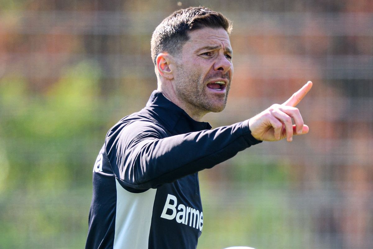 Xabi Alonso en un entrenamiento con el Bayer Leverkusen