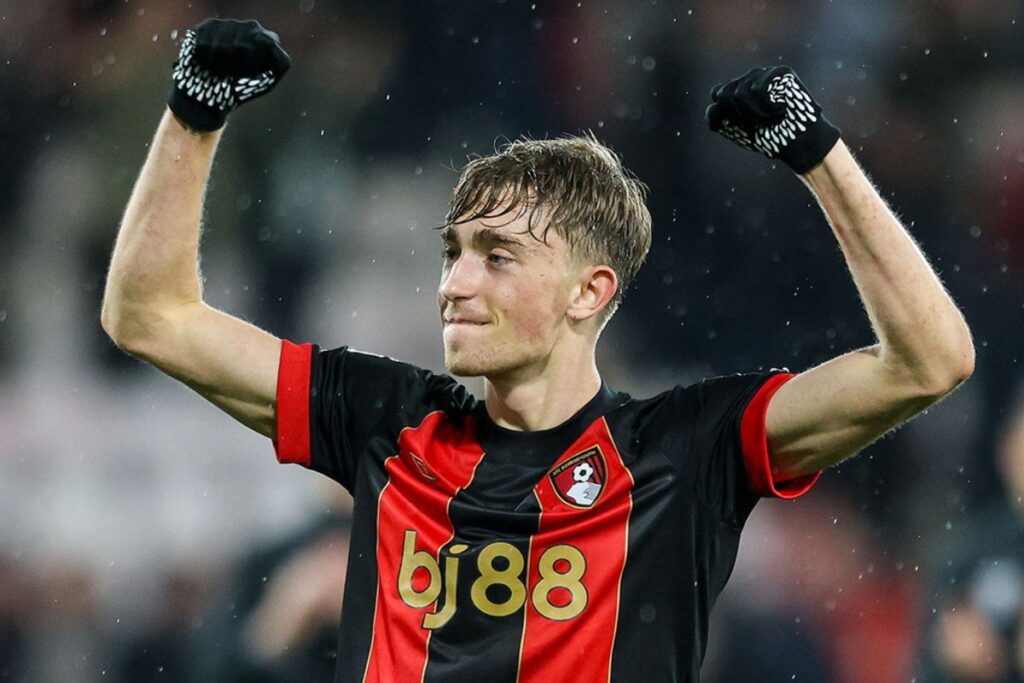 Sorpresa tras Huijsen: ¡el Real Madrid quiere fichar a otro central! Huijsen celebrando con el Bournemouth