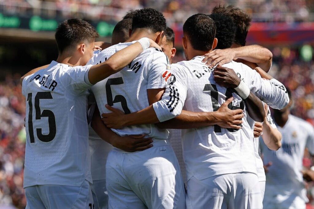 El Real Madrid celebrando un gol en Montjuïc