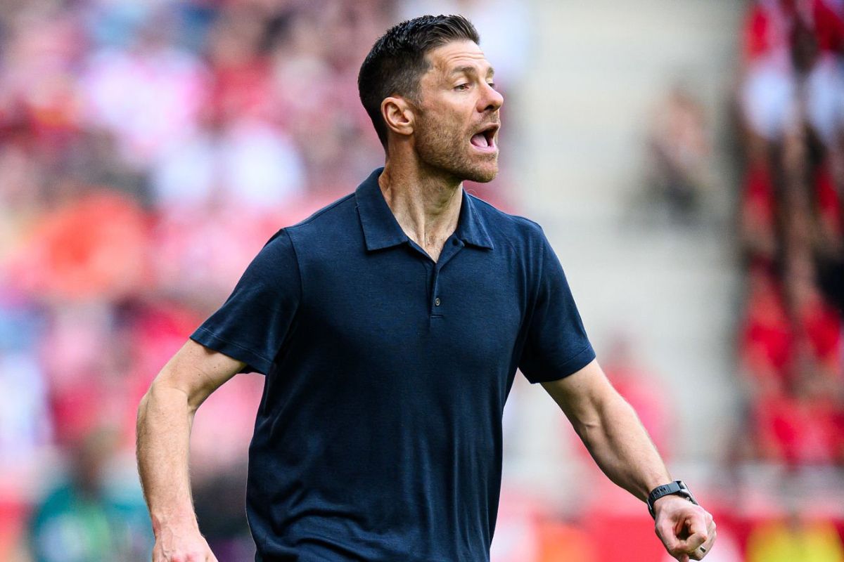 Xabi en un partido con el Leverkusen dando órdenes