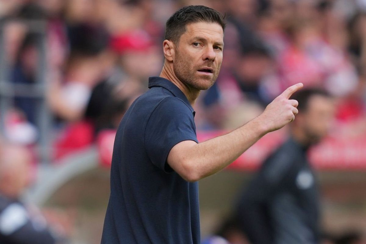 Xabi dando indicaciones en el banquillo