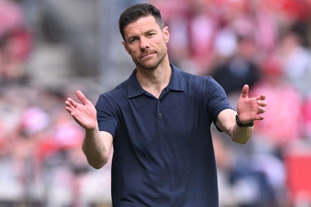 Xabi Alonso dando indicaciones con el Leverkusen