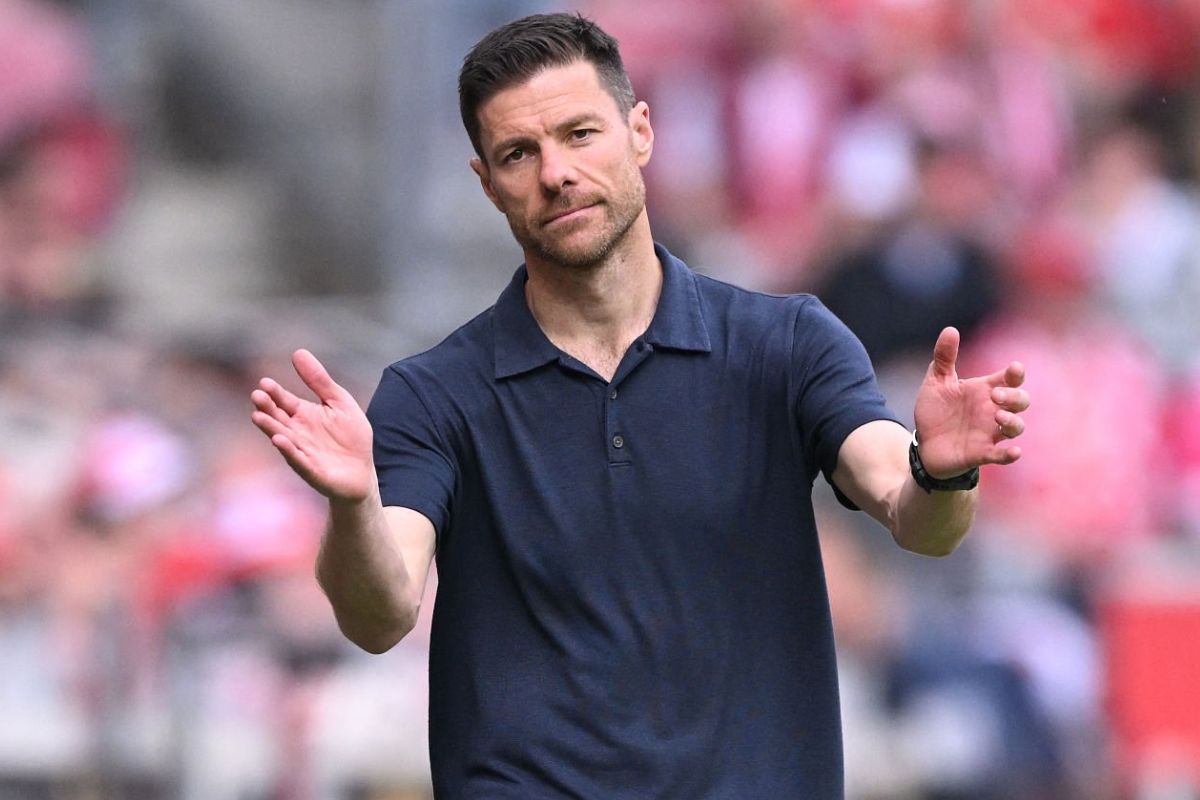 Xabi Alonso dando indicaciones con el Leverkusen