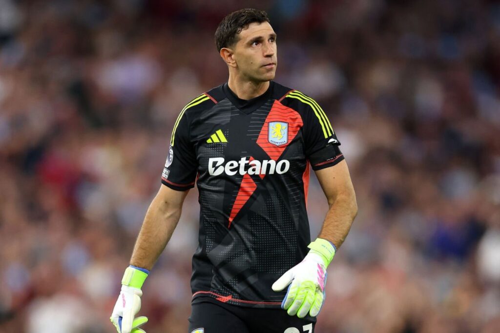 El Dibu en un partido con el Aston Villa