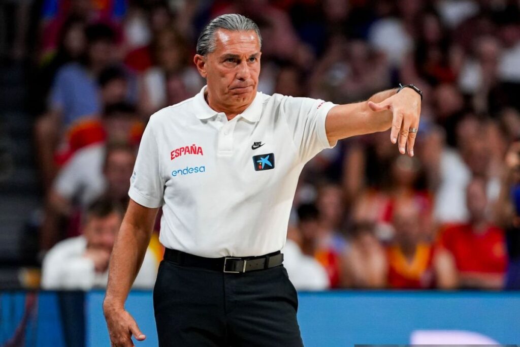 Scariolo dando órdenes con España