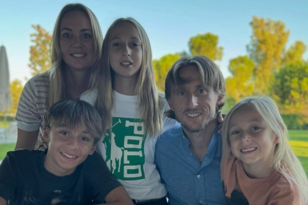 Todo lo que no sabías sobre Luka Modric: vida privada, dinero, títulos, carrera… Modric junto a su pareja e hijos