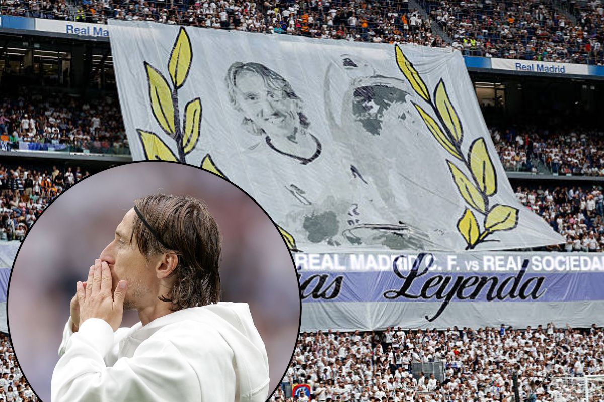 Modric dando besos a la grada y su pancarta de homenaje de fondo