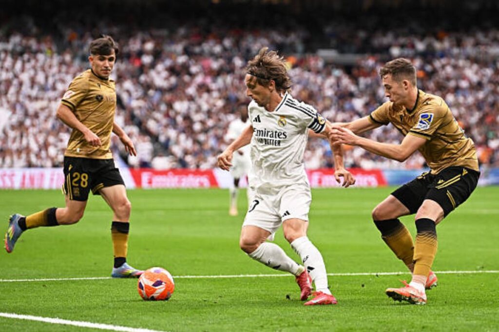 Modric jugando ante la Real Sociedad