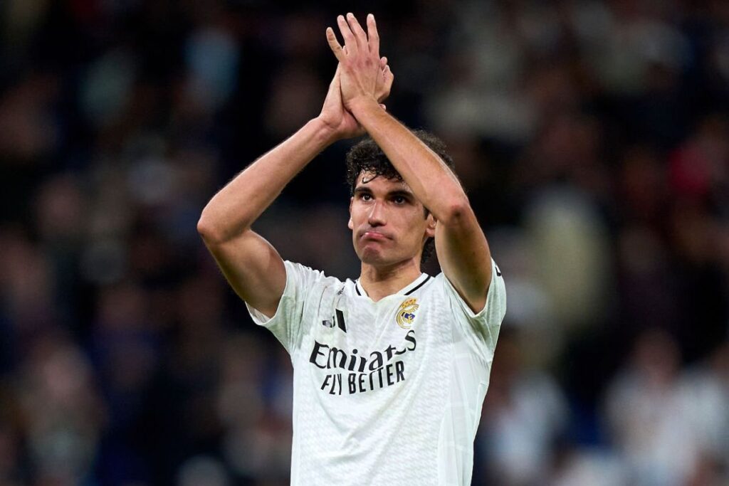 Vallejo aplaudiendo en el Bernabéu