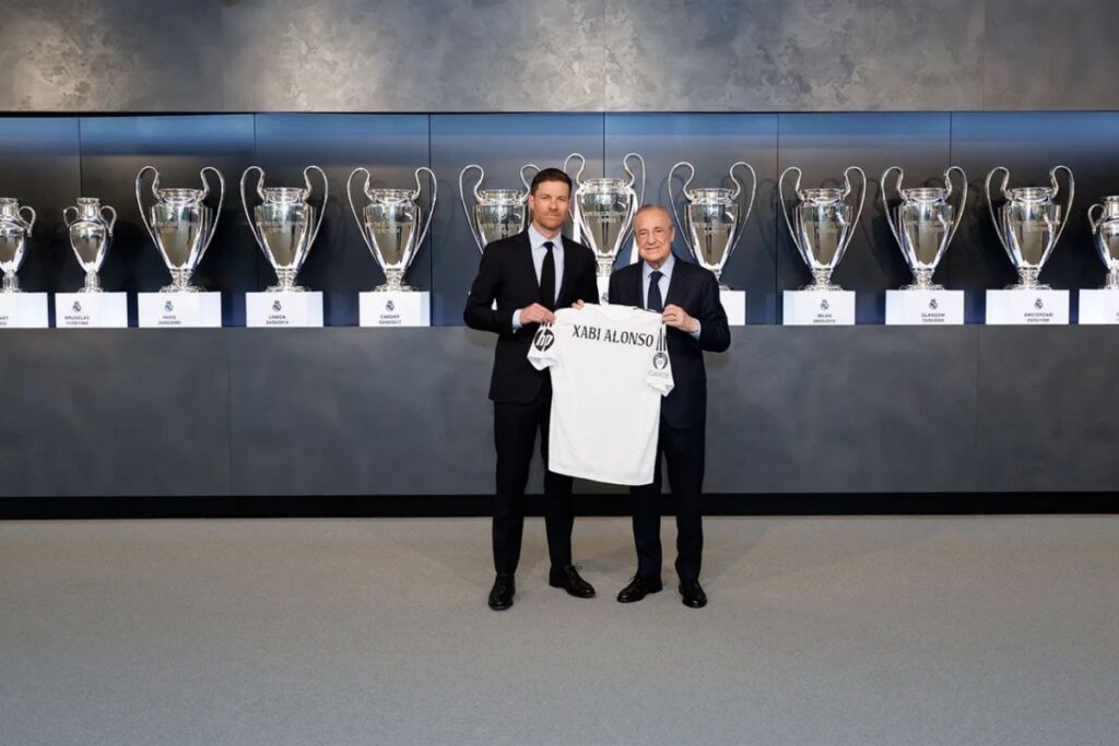 Xabi Alonso con Florentino en su presentación