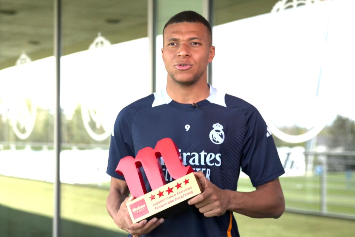 Mbappé con el premio a Mejor Jugador del Año
