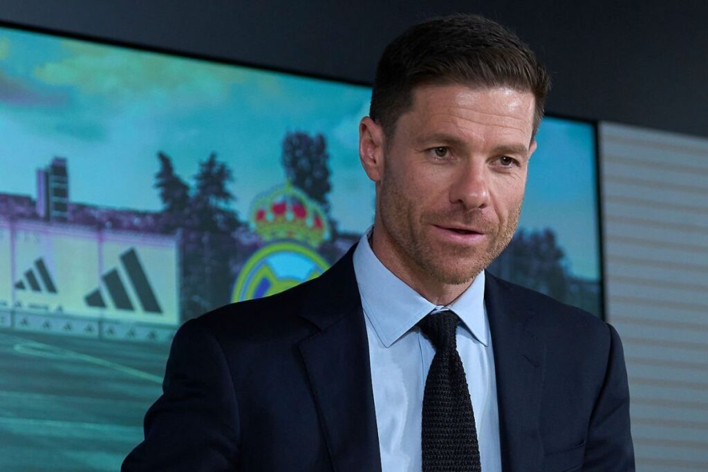 Xabi Alonso confirma dos fichajes más para el Mundial; dos canteranos tapados Xabi Alonso en la sala de prensa