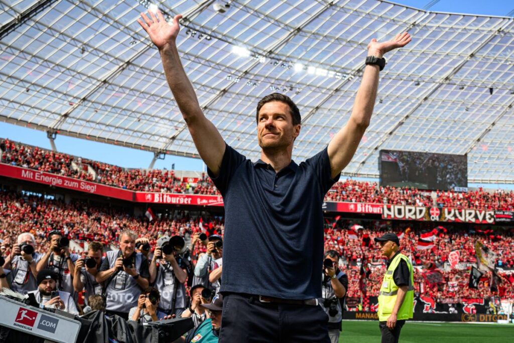 Xabi despidiéndose del Leverkusen