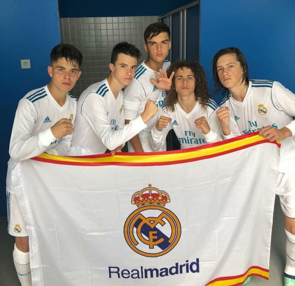 El Real Madrid con Asencio y Carreras en La Fábrica celebrando un título