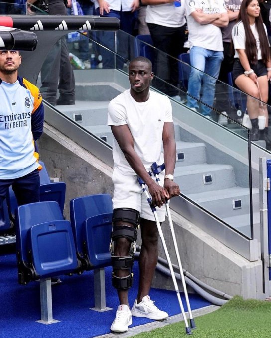 Mendy con muletas en el Bernabéu