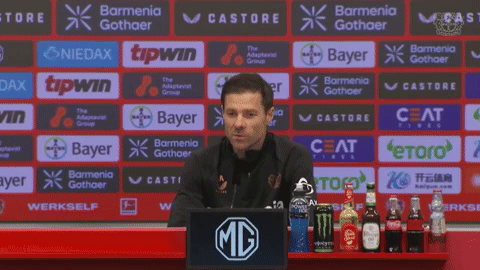 Xabi en rueda de prensa con el Leverkusen
