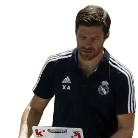 Xabi Alonso y escudo del Real Madrid moviéndose