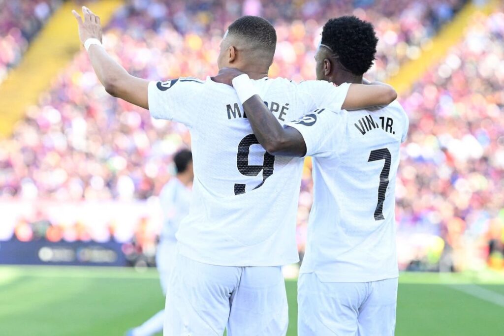 Nuevo socio para Mbappé y Vinicius; apuntan 5 nombres de fichajes para la delantera Vini y Mbappé abrazados