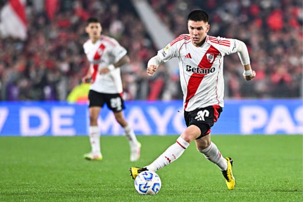 Franco Mastantuono conduciendo un balón