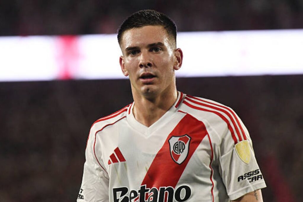 Franco Mastantuono en un partido con River