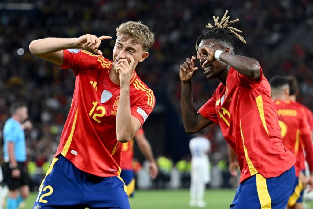 Huijsen y Nico Williams con España