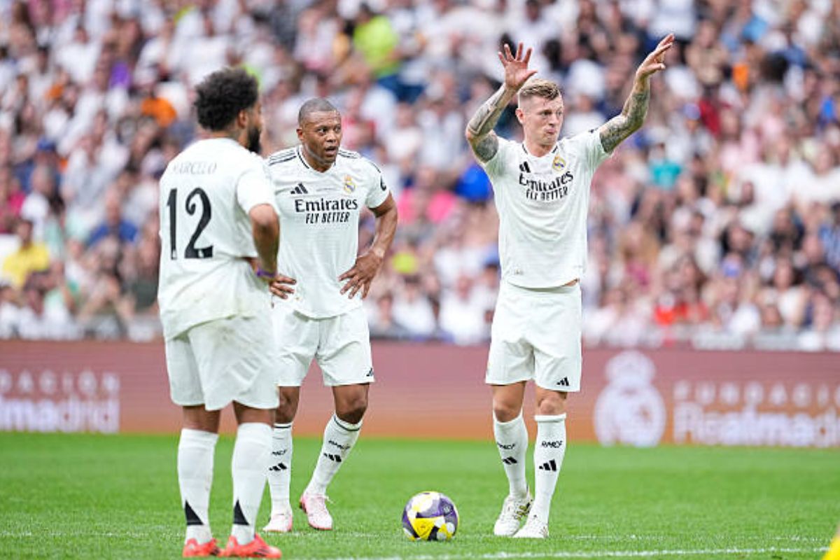 Kroos tirando una falta con las Leyendas