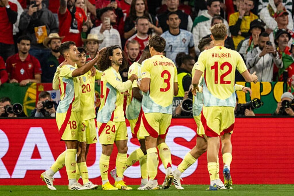 La selección española celebrando un gol a Portugal