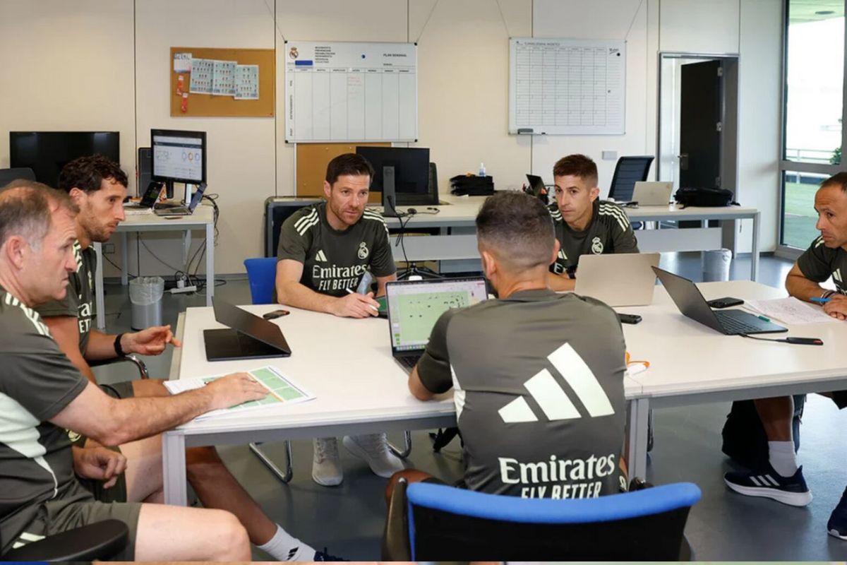 Xabi Alonso con todo su staff en el entrenamiento del Real Madrid
