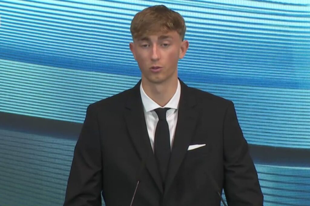Huijsen en su presentación con el Real Madrid